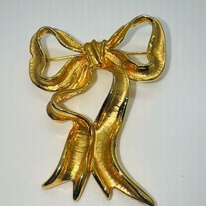 Vintage gold tone bow brooch​​